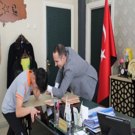 Kaymakam Polat, il birincisi olan Hasan Öztürk ile bilek güreşi yaptı