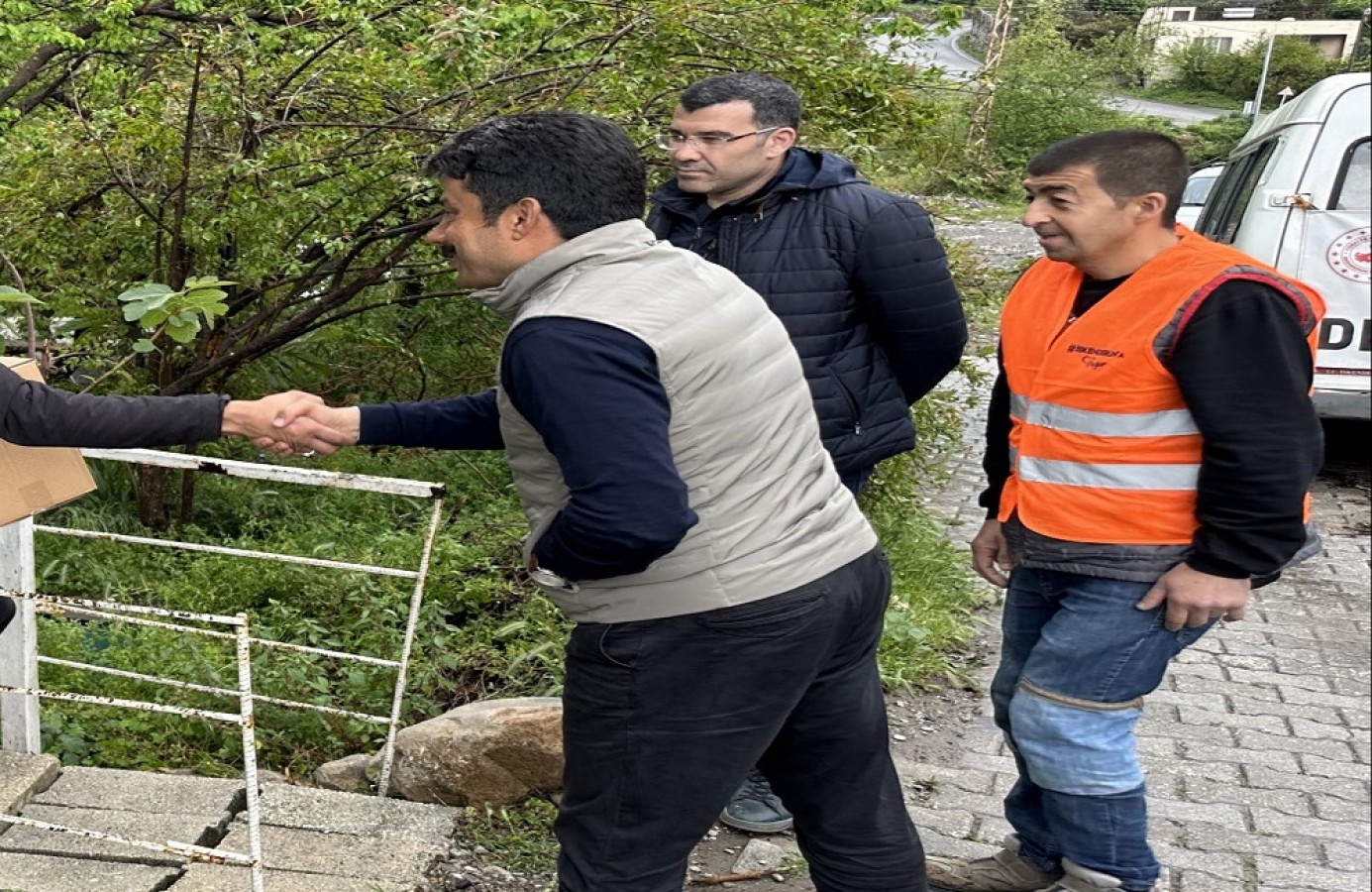 Depremzedelere gıda kolisi desteği;