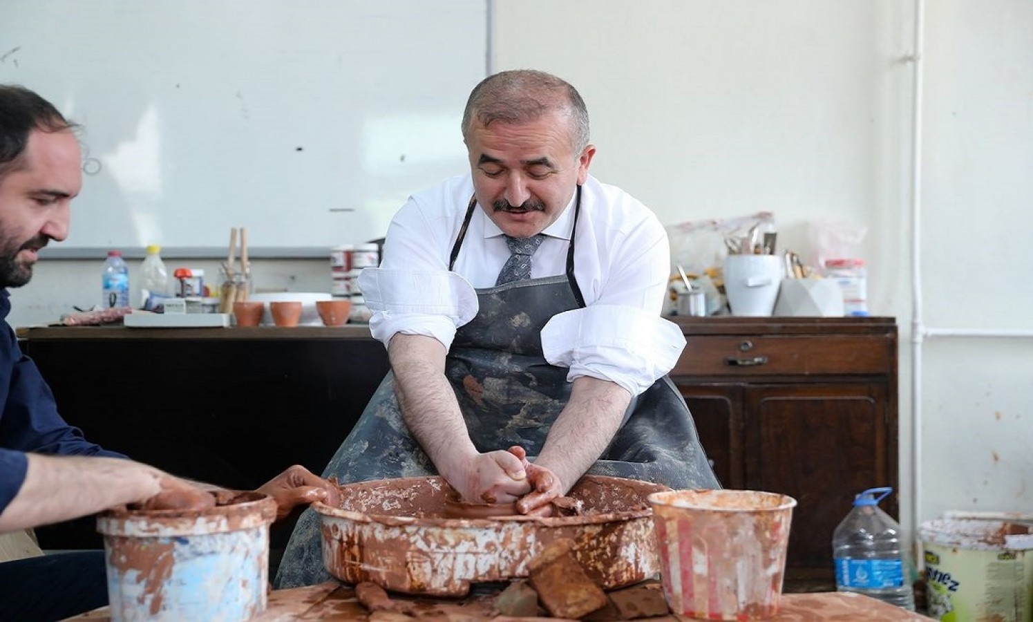 Çömlek tezgahının başına geçti