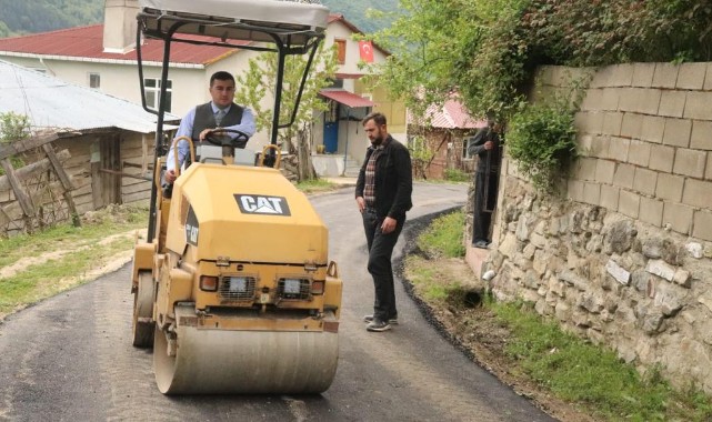 Köyün asfaltını bizzat attı