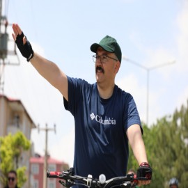 Anneler Günü'nde pedal çevirdi