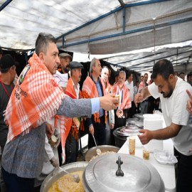 Boynuna poşuyu takan Vali Şahin, vatandaşlara keşkek ikram etti