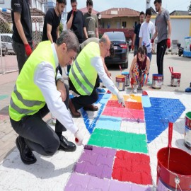 Kaymakam Aksu, "Okulum Renklensin" Projesi ile okul boyadı