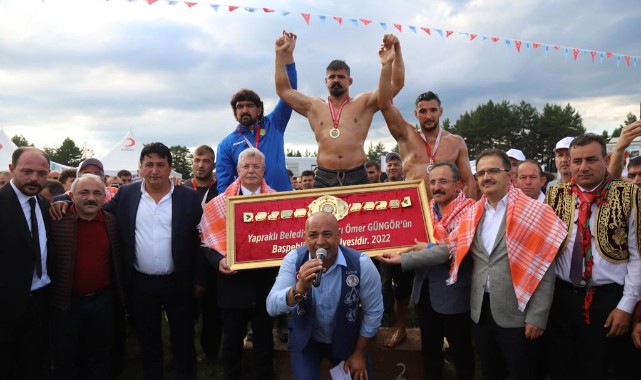 Yapraklı'nın başpehlivanı Cengizhan Şimşek oldu