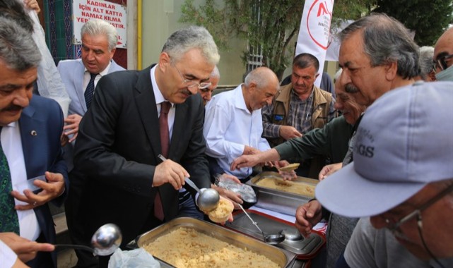 Vali Ayyıldız halka irmik helvası dağıttı