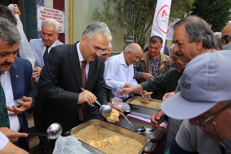 Vali Ayyıldız halka irmik helvası dağıttı