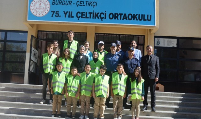 Öğrenciler trafikte daha görünür olacak