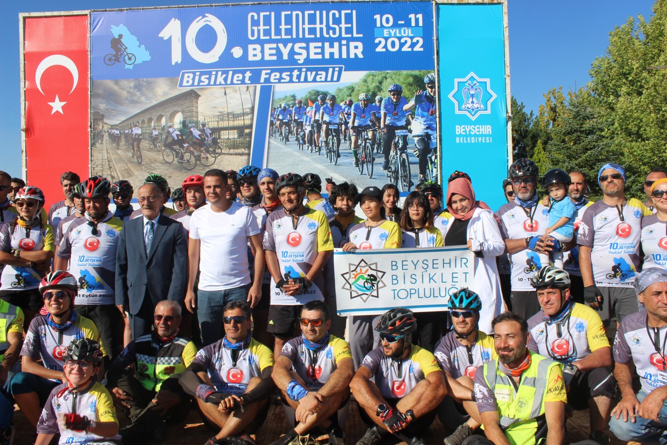 Beyşehir Gölü etrafında 165 kilometre pedal çevirdiler;