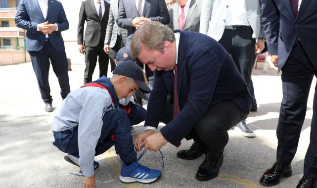 Vali, küçük çocuğun ayakkabısının bağcığını bağladı