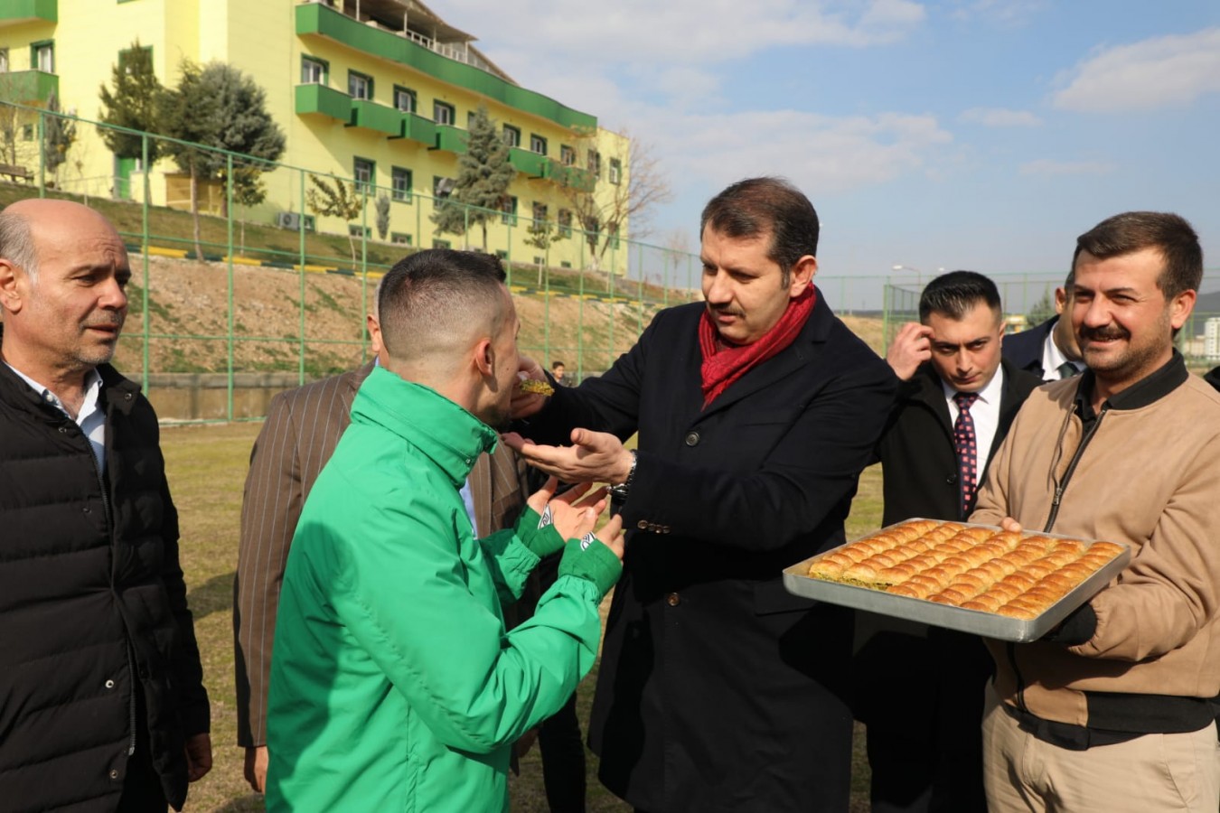 Futbolculara elleriyle baklava yedirdi;