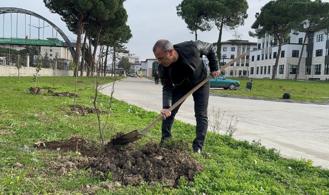 Yeni Valilik bahçesini meyve fidanlarıyla güzelleştirdi