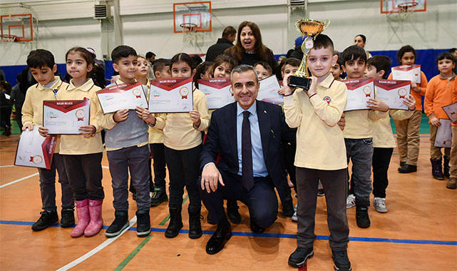 Minik öğrenciler ödüllerini Kaymakam Atasoy'un elinden aldı!;