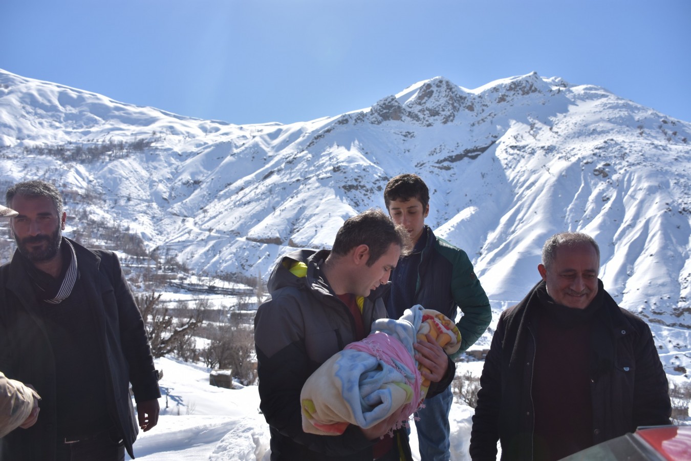 Yolda kalan aileye yardım etti