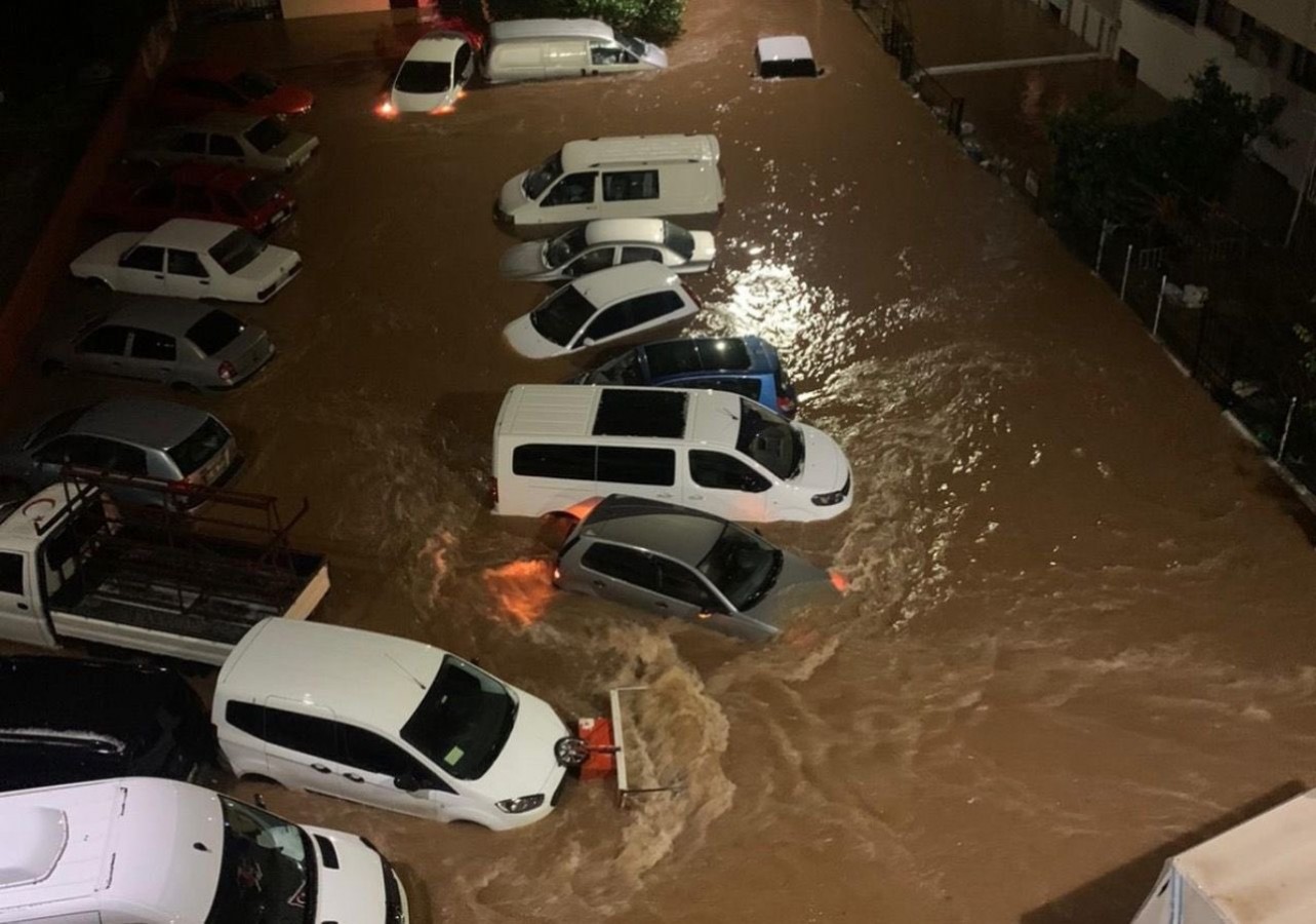 Antalya'da sel ve su baskını: 5 ilçede eğitime ara verildi;