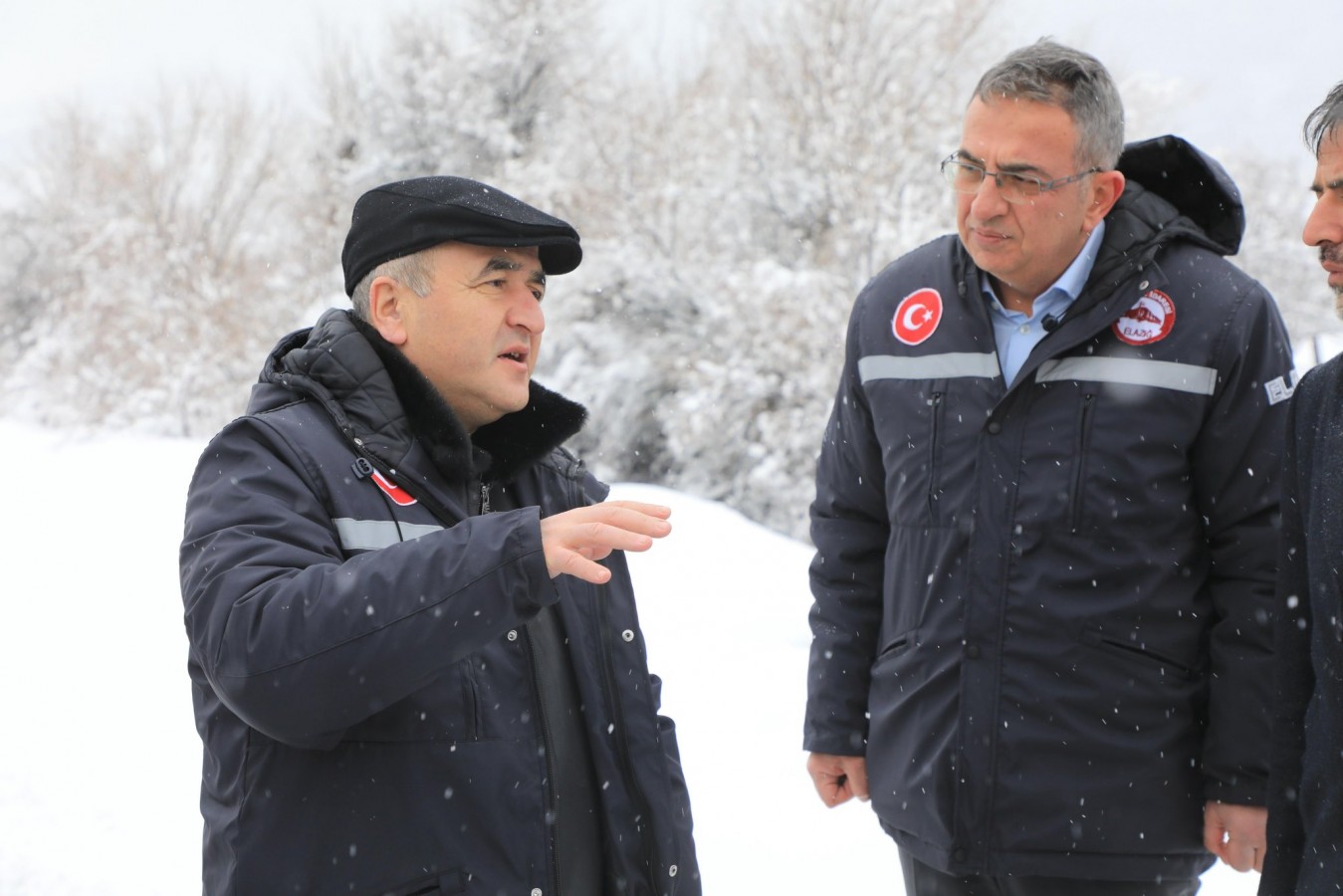 Vali Hatipoğlu, havanın çok soğuk olduğunu hatırlatarak, Elazığlılara seslendi;