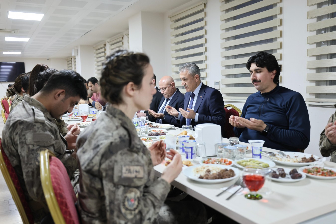 Suriye sınırındaki Mehmetçikle iftar