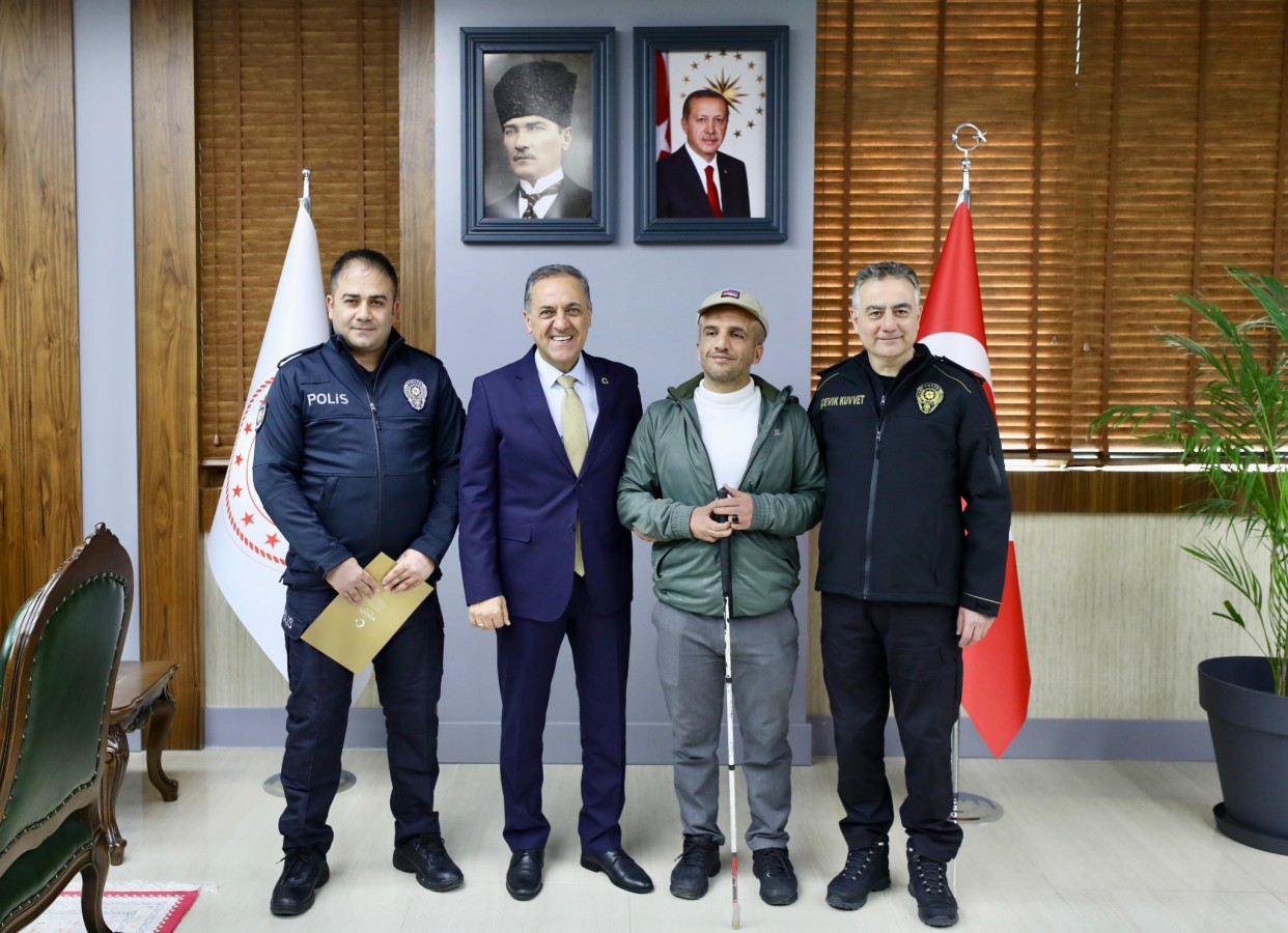 Görme engelli taraftara maçı anlatan polisi ödüllendirdi