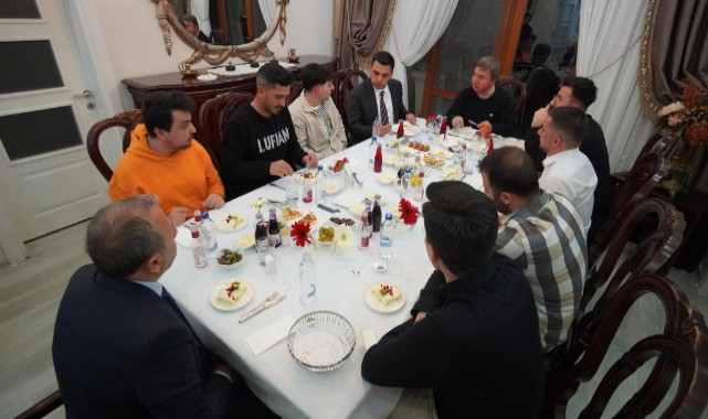 Vali, 10 öğrenciyi evinde ağırladı