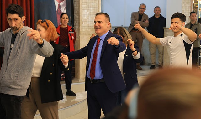 Vali Akbıyık, engel tanımayan dostlarla zeybek oynadı