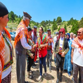 Türkiye'nin dört bir yanından gelen yörükler Burdur'da buluştu