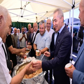 Vali Kök, vatandaşlara kendi elleriyle aşure ikram etti