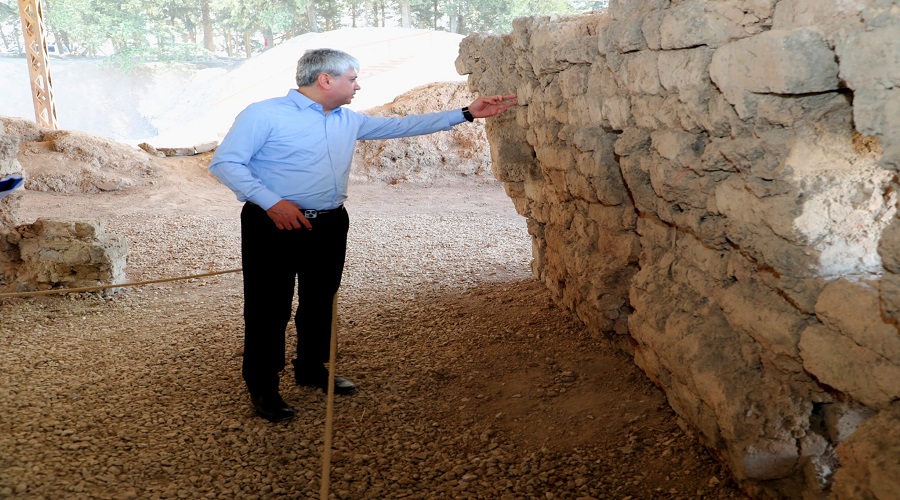 Tel Aççana Höyüğü’ndeki kazı çalışmalarını inceledi;