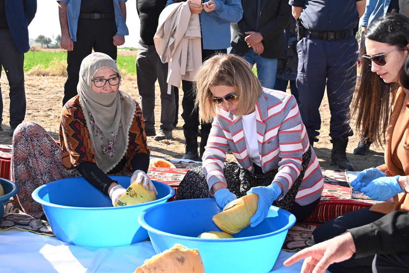 Kadınlarla kabak çekirdeği ayıkladı