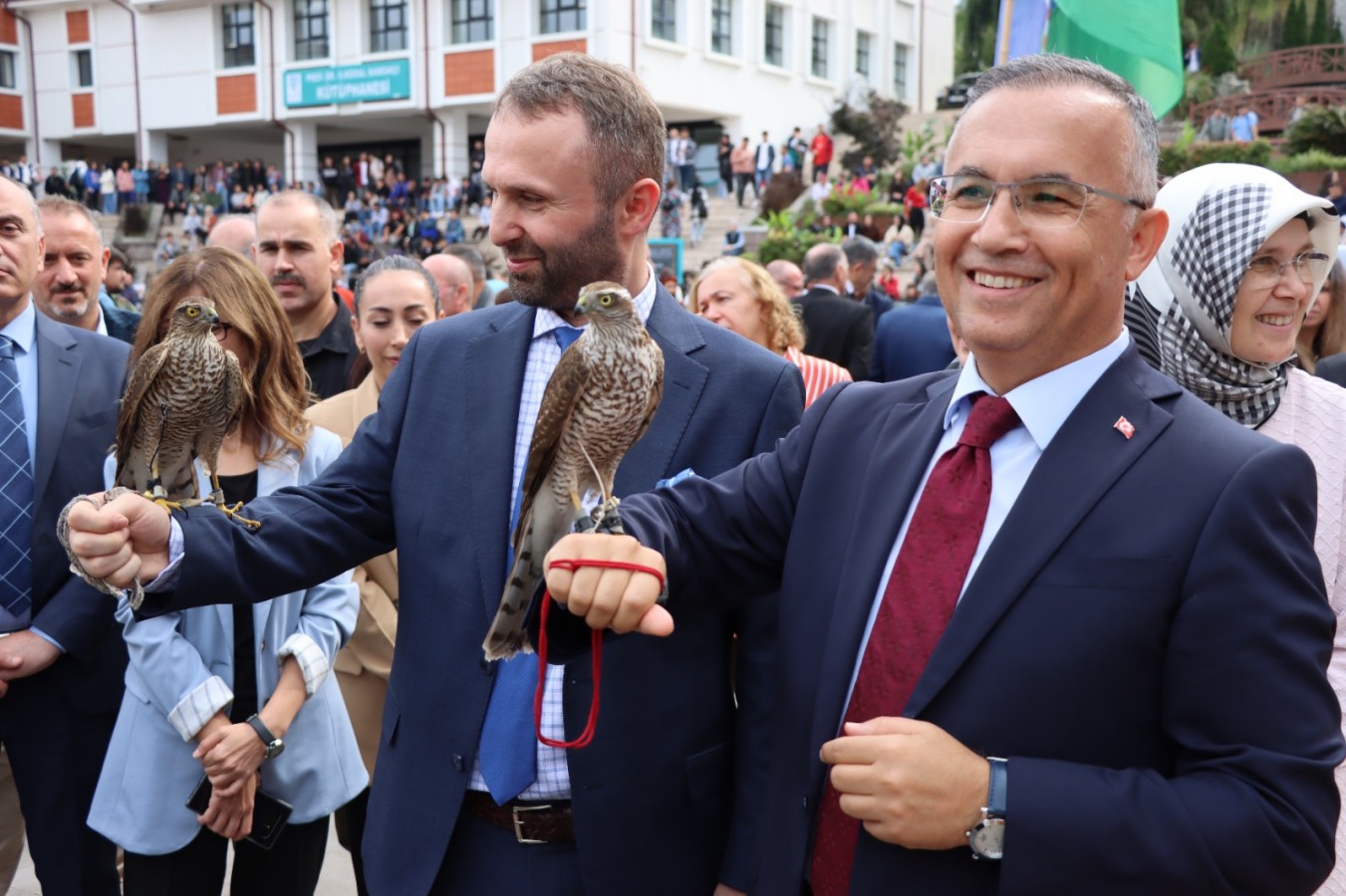 Kolunda atmaca ile stantları gezdi