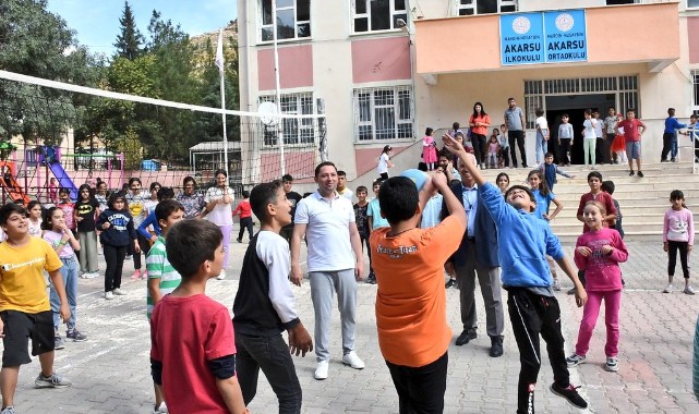 Öğrencilerle voleybol maçı yaptı