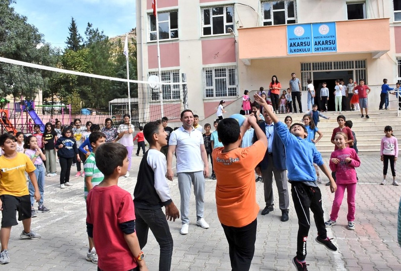 Öğrencilerle voleybol maçı yaptı