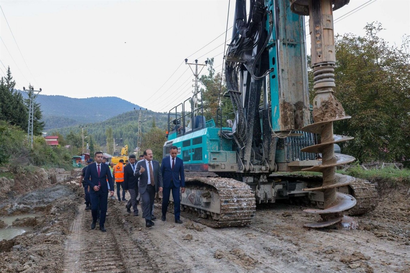 "Heyelanlı bölge fore kazıklarla güvenli hale getiriliyor";