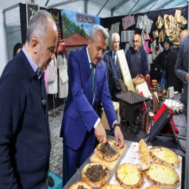 Vali Baydaş, festivalde Rize pidesi kesti