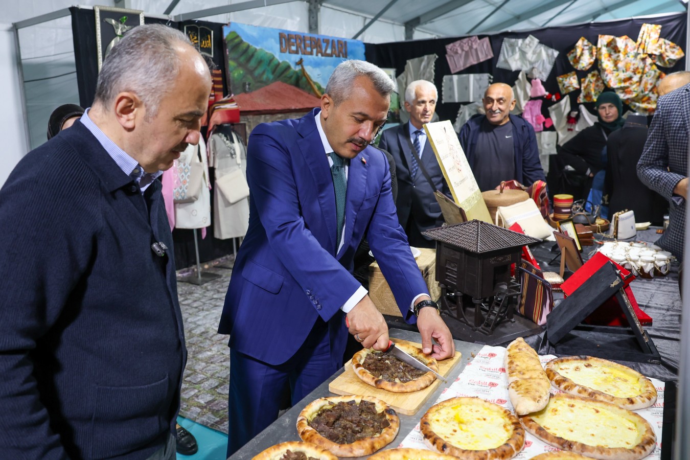 Vali Baydaş, festivalde Rize pidesi kesti;