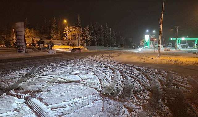 Edirne'de kar bastırdı: Ekipler 7/24 çalışıyor!;