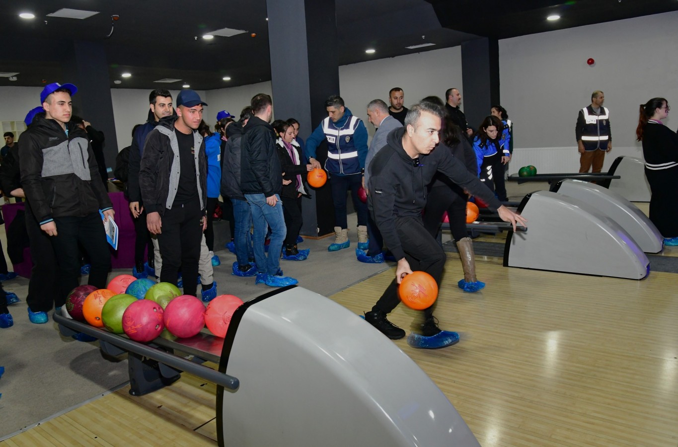 Öğrencilerle bowling oynadı