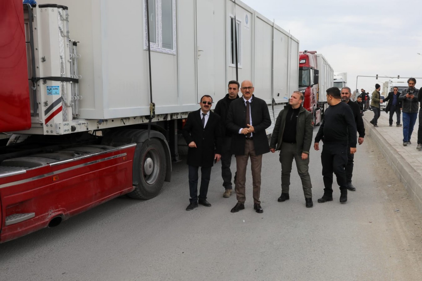 İpekyolu’ndan deprem bölgesine konteyner desteği;