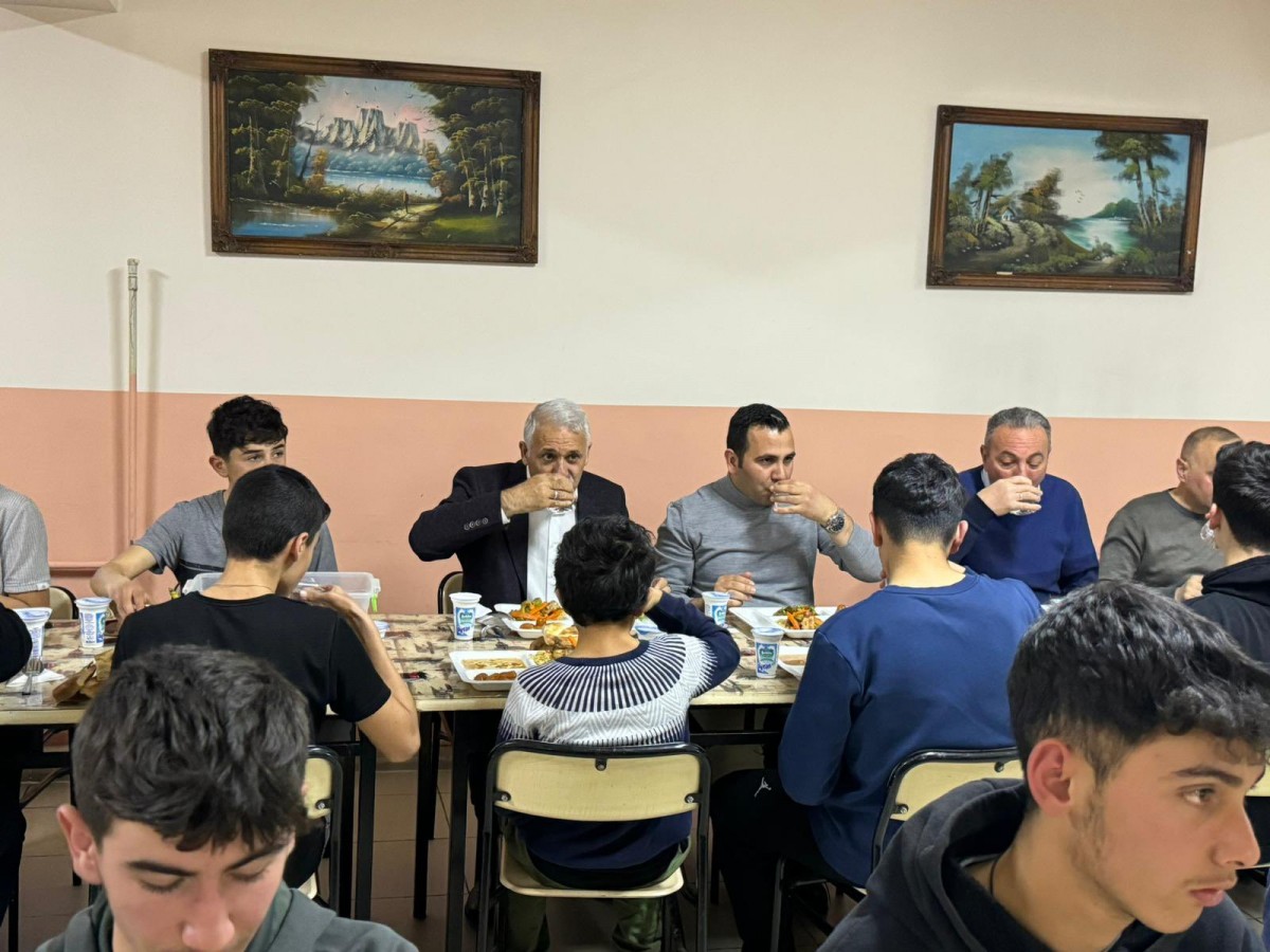 Yurtta kalan öğrencilerle iftar yaptı