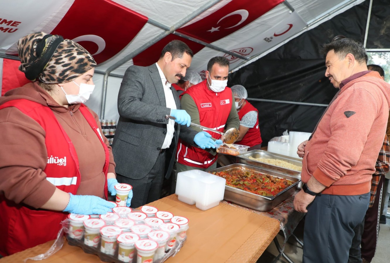 İftar çadırında yemek dağıttı;