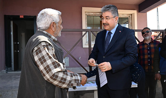 Vali Yılmaz Kadirli'de tamamlanan konutları sahiplerine teslim etti;