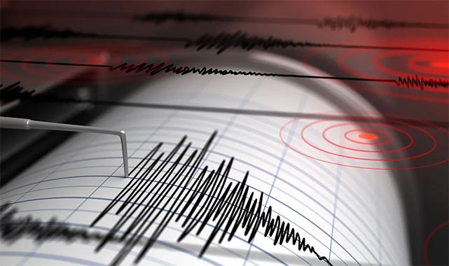 Ege Denizi'nde korkutan deprem: Vali, açıklama yaptı!