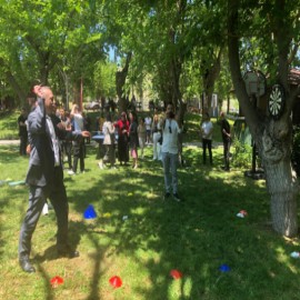 Şenliğe katılan Kaymakam Demir, dart oynadı