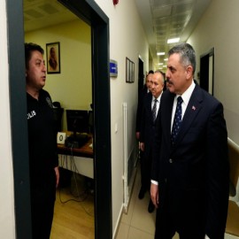 Bakan Çiftçi ve beraberindeki heyet, görev başındaki polislerle bir araya geldi