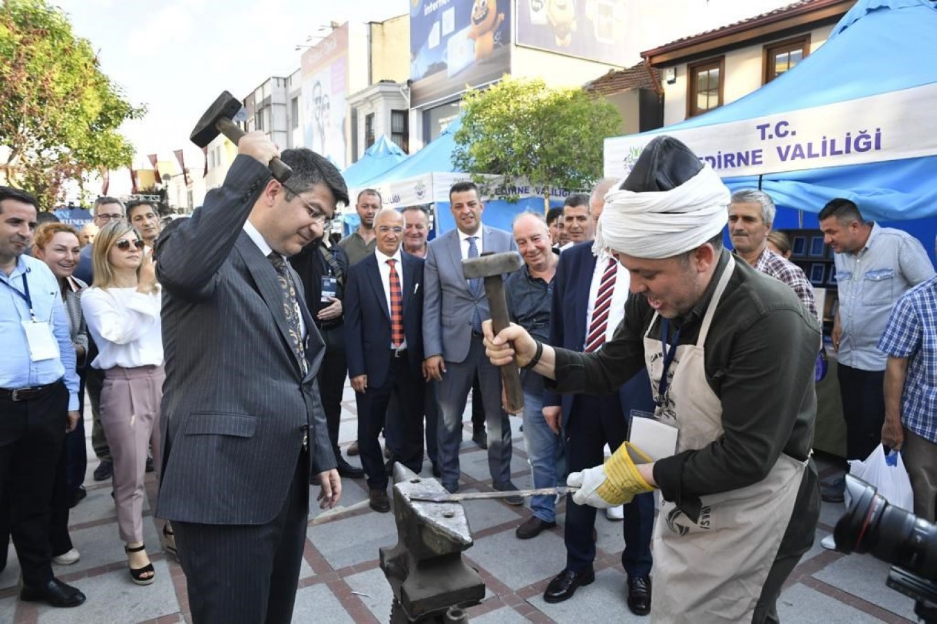 Vali Kırbıyık, el sanatları festivalinde demir dövdü