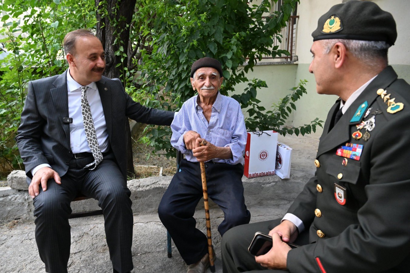 92 yaşındaki Sait amca, evini Mehmetçik Vakfı'na bağışladı;