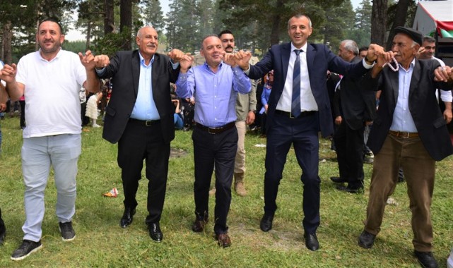 Yayla şenliğinde halay çekti