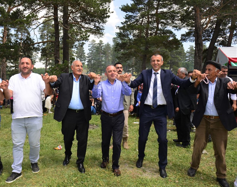 Yayla şenliğinde halay çekti;