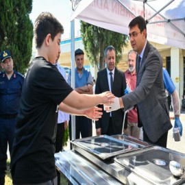 Vali Kartal hastanede vatandaşlara çorba ikram etti