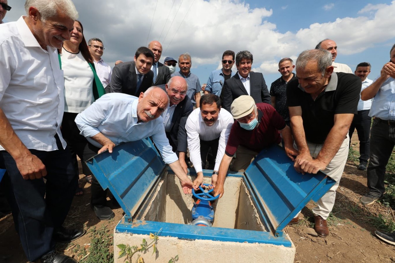 Tarım arazileri suyla buluşuyor;