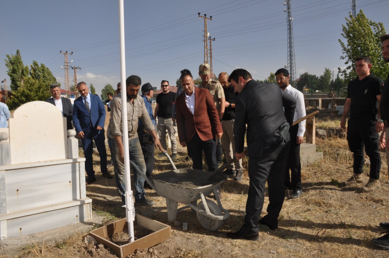 Şehit öğretmenin mezarına bayrak direği dikildi