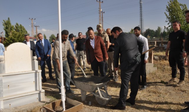 Şehit öğretmenin mezarına bayrak direği dikildi